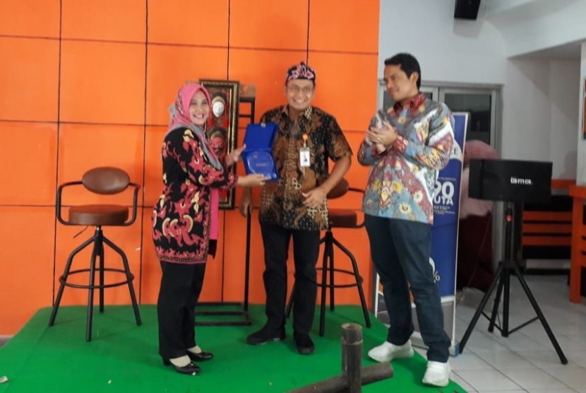   Direktur Komersial PT Pos Indonesia (Persero), Charles Sitorus (tengah) menyerahkan penghargaan kepada Kepala Kantor Pos Cabang Kapetakan, Euis Ismiati, saat peluncuran produk Rencana Aman dari PossAssurance, di Kantor Pos Cirebon, Rabu (2/10). Foto: Lilis Sri Handayani/Republika   Nomor: