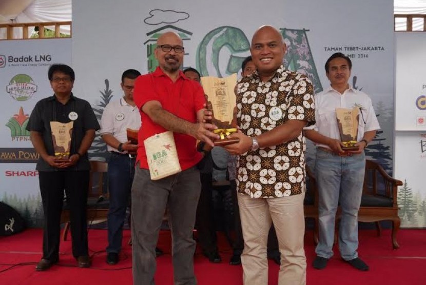 Direktur Komersial PT Semen Gresik M Saifudin (kanan) menerima piala penghargaan dari Chair­man The La Tofi School of CSR, La Tofi, saat penganugerahan Indonesia Green Awards 2016 di Taman Tebet, Jakar­ta, Sabtu (21/5). 