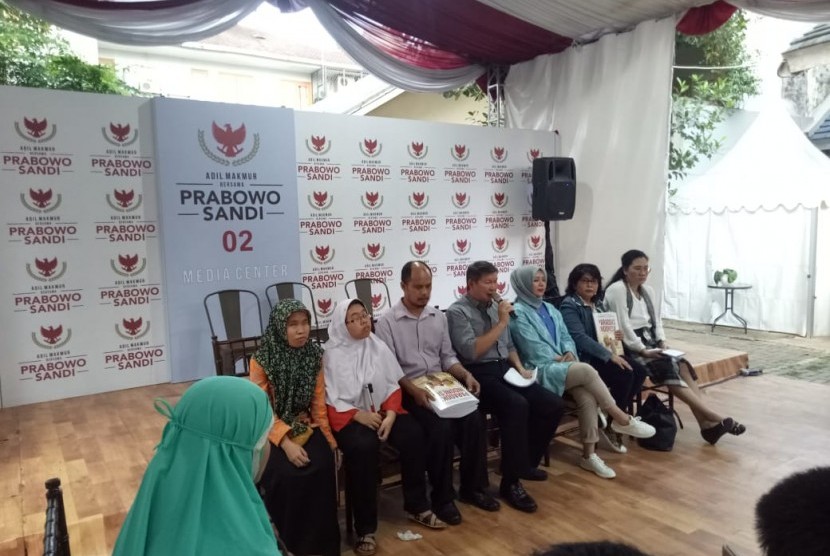 Direktur Komunikasi dan Media Badan Pemenangan Nasional Prabowo-Sandi, Hashim Djojohadikusumo, menghadiri peluncuran buku Paradoks Indonesia Versi Braille di Media Center Prabowo-Sandi di Jalan Sriwijaya I No 35, Jakarta Selatan, Jumat (16/11). 