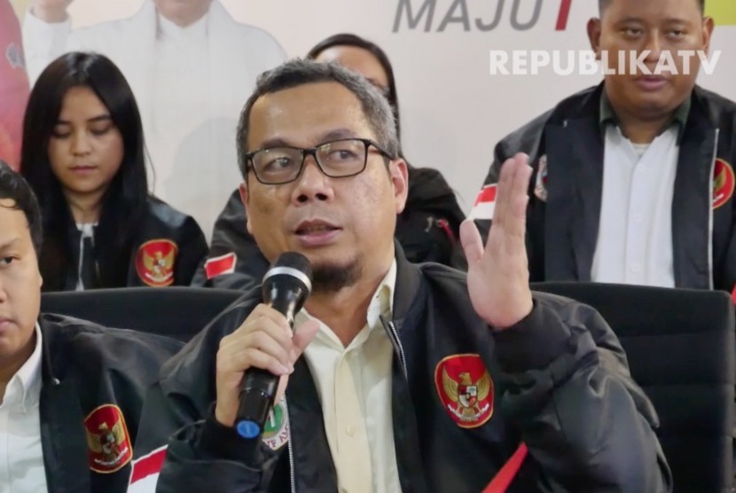 Direktur Komunikasi Politik TKN, Usman Kansong (Kedua kiri)