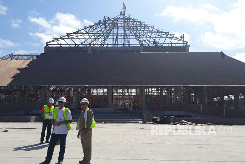Direktur Konstruksi dan Operasional PT ITDC Ngurah Wirawan meninjau pembangunan Masjid Mandalika, Selasa (25/7). Rencananya masjid ini akan diresmikan Presiden Jokowi pada Agustus mendatang.