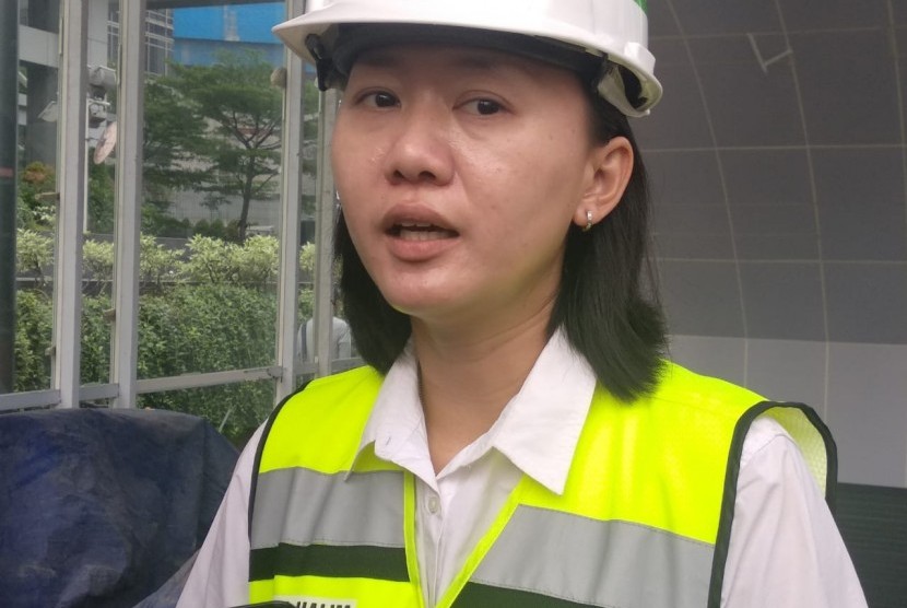 Direktur Konstruksi PT Mass Rapid Transit (MRT) Jakarta Silvia Halim di Stasiun MRT Hotel Indonesia (HI), Selasa (6/11) menjelaskan mengenai kajian teknis terkait perluasan MRT Jakarta fase dua hingga Ancol.