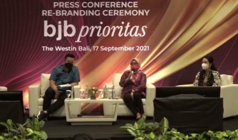 Direktur Konsumer dan Ritel Bank BJB Suartini (tengah), Pemimpin Divisi Dana dan Jasa Konsumer Bank BJB Hakim Putratama (kiri), serta Pemimpin Grup BJB Prioritas Yani Asmawinata (kanan) dalam rebranding ceremony BJB Prioritas berlangsung secara hybrid di Bali, Jumat (17/9). (foto tangkapan layar)