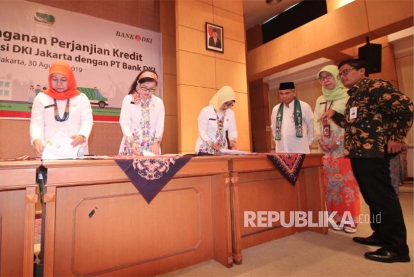 Kepala Dinas Kesehatan DKI Jakarta, Widyastuti (kedua kanan) 
