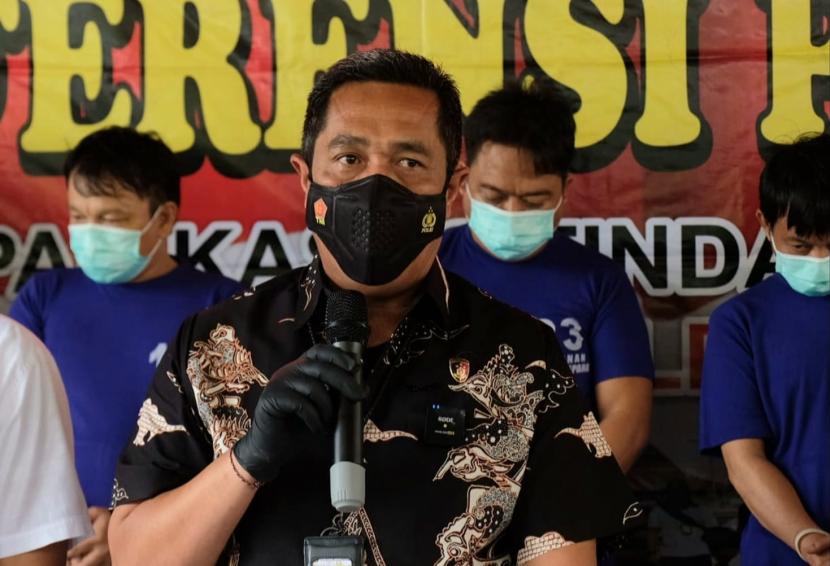 Dirtipidum Bareskrim Polri Brigadir Jenderal (Brigjen) Djuhandani Rahardjo Puro saat menunjukkan ketiga tersangka kawanan pelaku kejahatan dengan modus mengganjal ATM di Mapolda Jawa Tengah, Jumat (28/1).