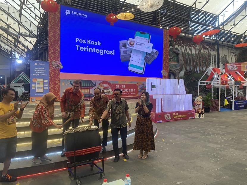 Direktur Labamu, Arnold Sebastian Egg, membuka pameran gastronomi dan budaya Festival Oriental China Town Yogyakarta di Sleman City Hall, Sleman, DIY, Jumat (2/2/2024).