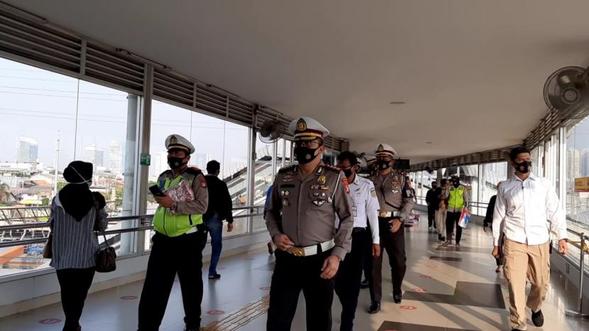 Direktur Lalu Lintas (Dirlantas) Polda Metro Jaya, Kombes Sambodo Purnomo Yogo di Stasiun Tanah Abang,Jakarta Pusat, Senin (24/8). 