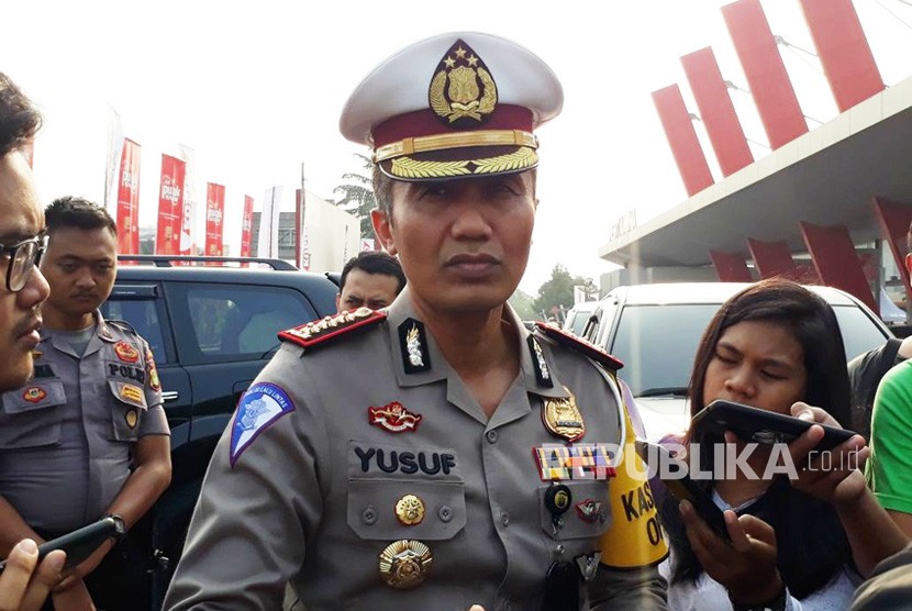 Direktur Lalu Lintas (Dirlantas) Polda Metro Jaya Kombes Yusuf saat lakukan peninjauan jalur mudik ke Tol Cikarang Utama, Jawa Barat, Ahad (10/6) sore.