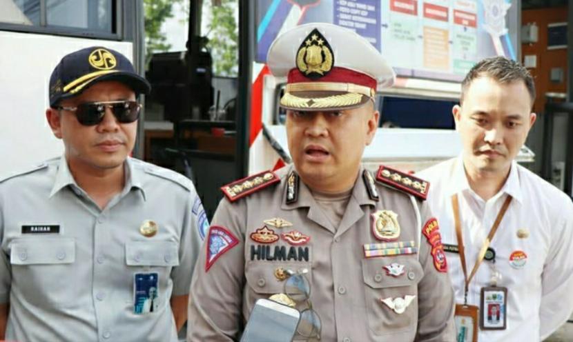 Direktur Lalu Lintas Kepolisian Daerah Sumatra Barat (Dirlantas Polda Sumbar), Kombes Hilman Wijaya (tengah).