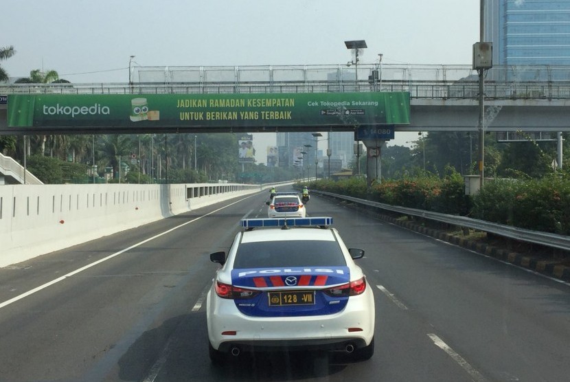 Direktur Lalu Lintas Polda Metro Jaya Kombes Yusuf didampingi Wakil Kepala Dinas Perhubungan dan Transportasi (Dishubtrans) DKI Jakarta Sigit Widjatmoko, memulai simulasi jarak tempuh Asian Games 2018 dengan kondisi jalan clear dari kendaraan setiap pintu masuk tol ditahan sementara oleh petugas, pada Rabu (3/7) pagi. 