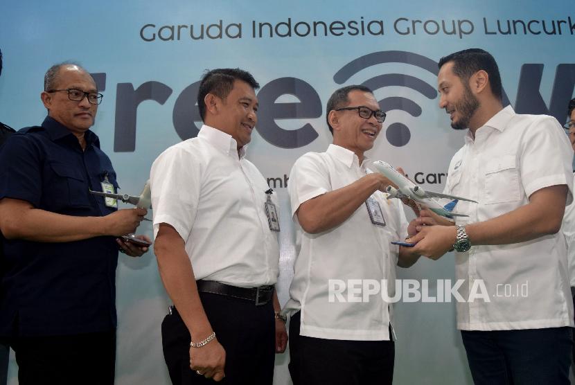 Direktur Layanan Garuda Indonesia Nicodemus P. Lampe (kedua kanan) berbincang dengan Direktur Utama Mahata Aero Technology M. Fitriansyah (kanan), Direktur Utama Citilink Juliandra Nurtjahjo (kiri) dan Direktur Tekhnik Garuda Indonesia I Wayan Susena (kedua kiri) usai mengumumkan kerjasama peluncuran fasilitas free inflight connectivity di Jakarta, Rabu (14/11).