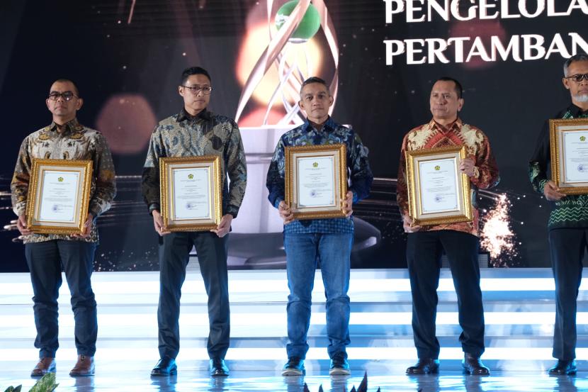 Direktur Legal and Corporate Affairs Kideco Arif Kayanto (tengah) menerima penghargaan GMP Award kategori Pengelolaan Lingkungan Hidup Pertambangan Mineral dan Batubara