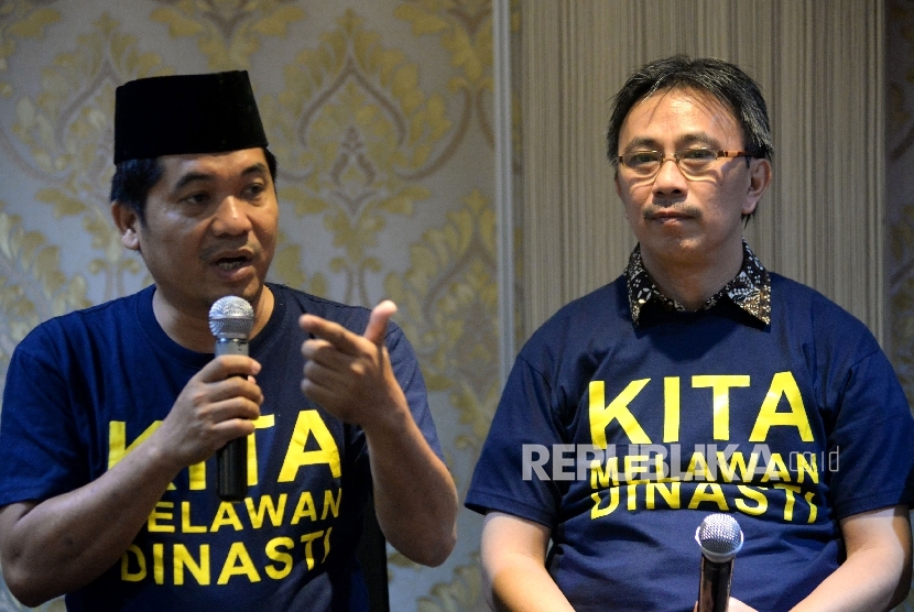 Direktur Lingkar Madani Indonesia (LIMA) Ray Rangkuti (kiri) dan Koordinator Komite Pemilih Indonesia (Tepi) Jerry Sumampouw menjadi pembicara dalam diskusi bertajuk Jaga Demokrasi,Tolak Kecurangan dan kekerasan. (Republika/Prayogi)