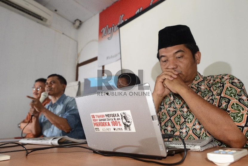 Direktur Lingkar Madani (lima) Ray Rangkuti (kanan) memberikan pemaparannya saat berdiskusi dihadapan media di Jakarta, Jumat (21/8).