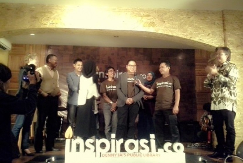 Direktur Lingkaran Survei Indonesia (LSI) Denny JA (kanan) dan Co-Founder inspirasi.co Fahd Djibran (ketiga dari kanan) saat peluncuran Denny JA's Public Library di Pisa Kafe Jakarta, Rabu (18/12) malam.