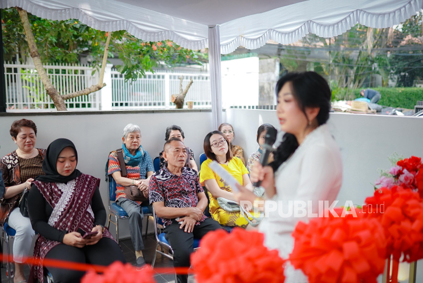 Direktur Lisanna Online Accounting and Tax Consultant, Erly Salie, SE., BKP memberikan sambutan saat peresmian kantor baru di Bandung