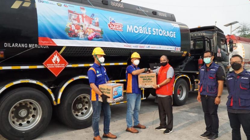 Direktur Logistik dan Infrastruktur Pertamina, Mulyono  menyerahkan bingkisan kepada awak mobil tangki, operator dan petugas di Rest Area Tol Trans Jawa KM 379 A. 
