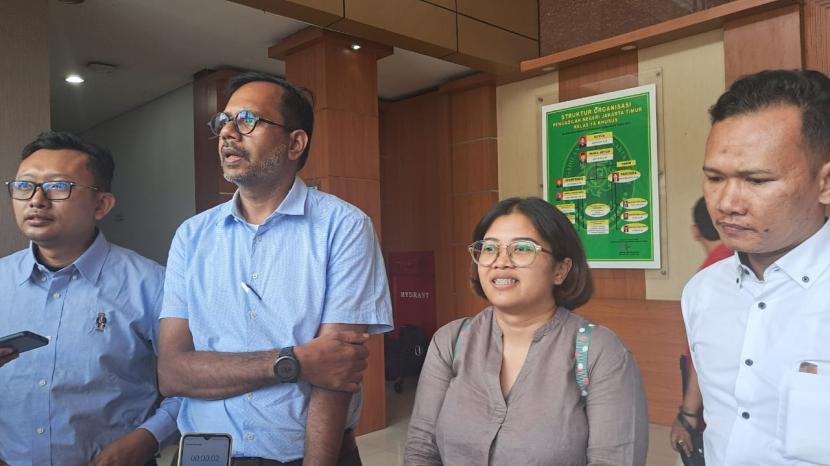 Direktur Lokataru Haris Azhar dan Koordinator KontraS Fatia Maulidiyanty saat ditemui usai sidang di Pengadilan Negeri Jakarta Timur pada Senin (7/8/2023). Keduanya terjerat kasus dugaan pencemaran nama baik Luhut Binsar Pandjaitan. 