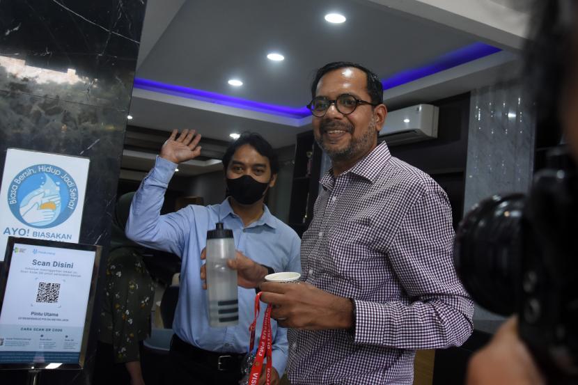 Direktur Lokataru Haris Azhar (kanan) didampingi kuasa hukum tiba untuk menjalani pemeriksaan di Polda Metro Jaya. Koalisi masyarakat sipil minta Kejati DKI hentikan kriminalisasi terhadap Haris-Fatia.
