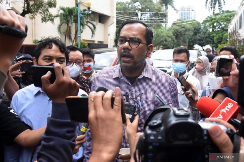 Direktur Lokataru Haris Azhar (kanan) didampingi kuasa hukum tiba untuk menjalani pemeriksaan di Polda Metro Jaya, Jakarta. Haris Azhar sebut dengan senang hati meladeni kasusnya yang segera disidangkan.