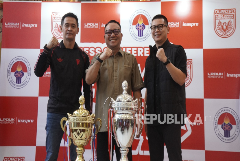 Direktur LPDUK Kemenpora, Ferry Y. Kono (tengah) didampingi oleh Direktur PT Bola Indonesia Mandiri, Doni Setiabudi (kiri) dan Managing Partner Durava, Hans.