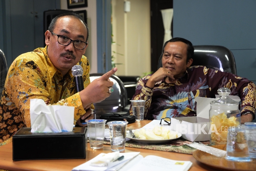 Direktur LPPOM MUI Lukmanul Hakim (kiri), dan Direktur Eksekutif Indonesia Halal Watch Ikhsan Abdullah hadir dalam Forum Group Discussion (FGD) di Jakarta, Selasa (24/1). 