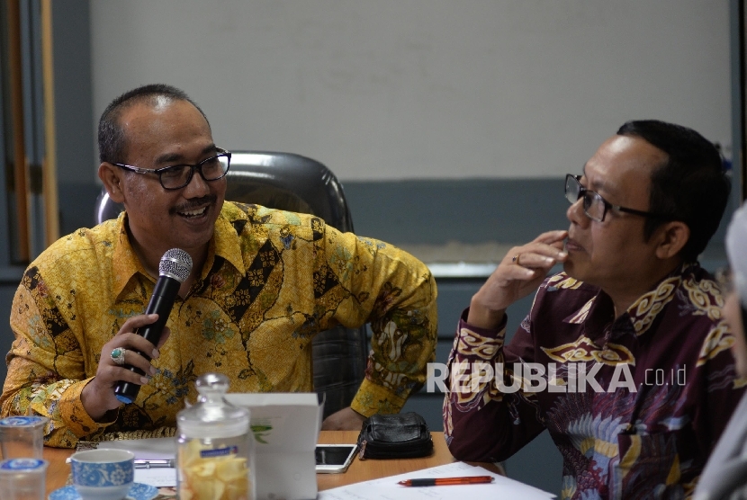 Direktur LPPOM MUI Lukmanul Hakim (kiri), dan Direktur Eksekutif Indonesia Halal Watch Ikhsan Abdullah 