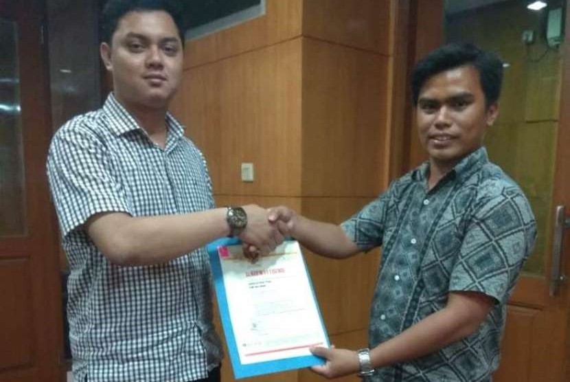 Direktur LSP Nusa Mandiri menerima sertifikat lisensi BNSP.