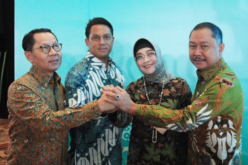 Direktur Manajemen Risiko BNI David Pirzada (kiri), Direktur Treasury dan International BNI Henry Panjaitan (kedua kiri), Wakil Direktur Utama BNI Adi Sulistyowati (kedua kanan), dan Direktur Bisnis UMKM BNI Muhammad Iqbal (kanan) berbincang dalam Public Expose Penawarkan Obligasi Korporasi Berwawasan Lingkungan (green bond) I BNI Tahun 2022, Di Jakarta, Rabu (11/5/2022). Sebagai pioneer green banking, BNI menjadi bank nasional pertama yang menerbitkan green bond dalam denominasi rupiah. Dana terhimpun akan digunakan untuk pembiayaan maupun pembiayaan kembali proyek-proyek dalam kategori Kegiatan Usaha Berwawasan Lingkungan (KUBL).