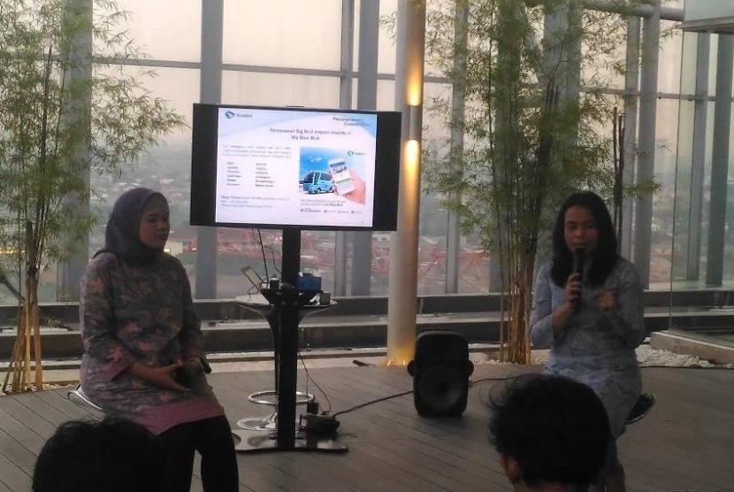 Direktur Marketing PT Blue Bird Tbk Amelia Nasution (kanan)