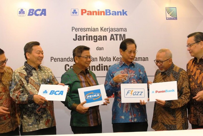 Penandatanganan Nota Kesepahaman  Cobranding Flazz BCA Panin di Jakarta, Kamis (2/11).