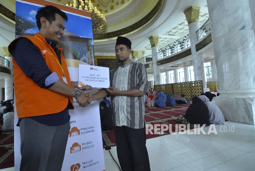 Direktur Masjid Nusantara, Hamzah Fadtri menyerahkan bantuan secara simbolis kepada penerima manfaat, di Masjid Trans Studio Bandung, Jalan Gatot Subroto, Kota Bandung, Rabu (26/4).