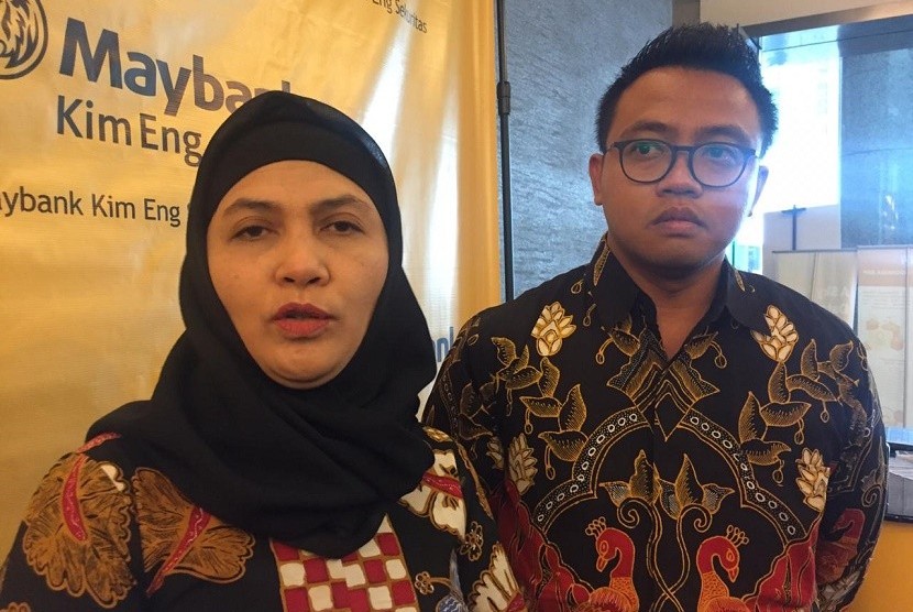 Direktur Maybank Kim Eng Sekuritas (MKES) Indriastuti Widi Utami (kiri) dan Head of Online Trading and Client Engagement MKES, Yulius Kurniawan (kanan) di Bursa Efek Indonesia, Jakarta, Rabu (6/11).