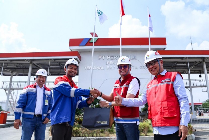 Direktur Megaproyek Pengolahan dan Petrokimia Ignatius Tallulembang bersama GM Marketing Operation Region III Tengku Fernanda,  memberikan semangat dan bingkisan kepada tim Satgas Pertamina Siaga di Terminal BBM Jakarta Group, Jumat (7/6).