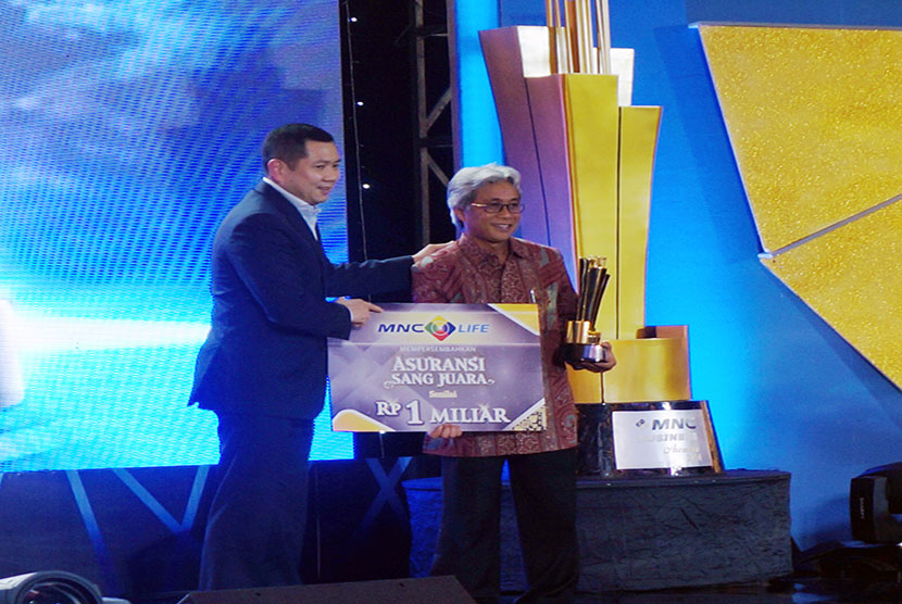 Direktur MNC Group Hary Tanoesoedibjo saat memberikan penghargaan kepada Dirut Semen Indonesia, Dwi Soetjipto, di Jakarta