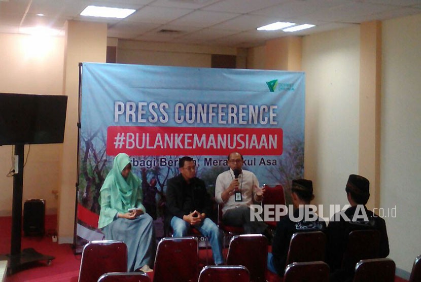 Direktur Mobilisasi ZIS Dompet Dhuafa Filantropi, Bambang Suherman (tengah) saat konferensi pers di Gedung Filantropi Dompet Dhuafa, Pasar Minggu, Jakarta Selatan, Jumat (27/10). 