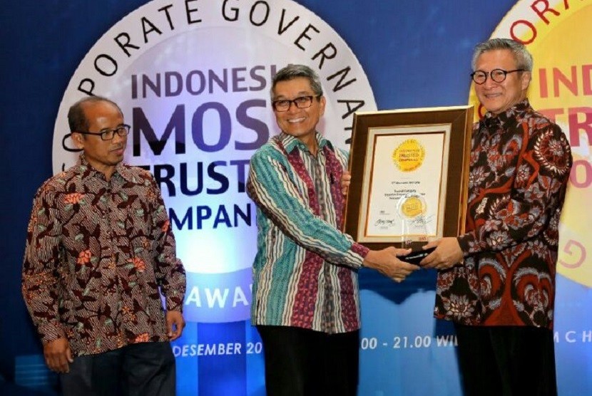 Direktur MSDM dan Kepatuhan BRI Life Khairi Setiawan (tengah) menerima pengharagaan “Indonesia Trusted Companies” yang diserahkan oleh Chairman IICG Gendut Supryitno (kanan) didampingi oleh Pemimpin Redaksi Majalah Swa Sujatmaka.