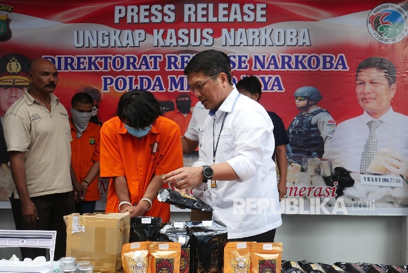 Director of Drug Detective of the Jakarta Metropolitan Police Senior Commissioner Nico Afinta (right)