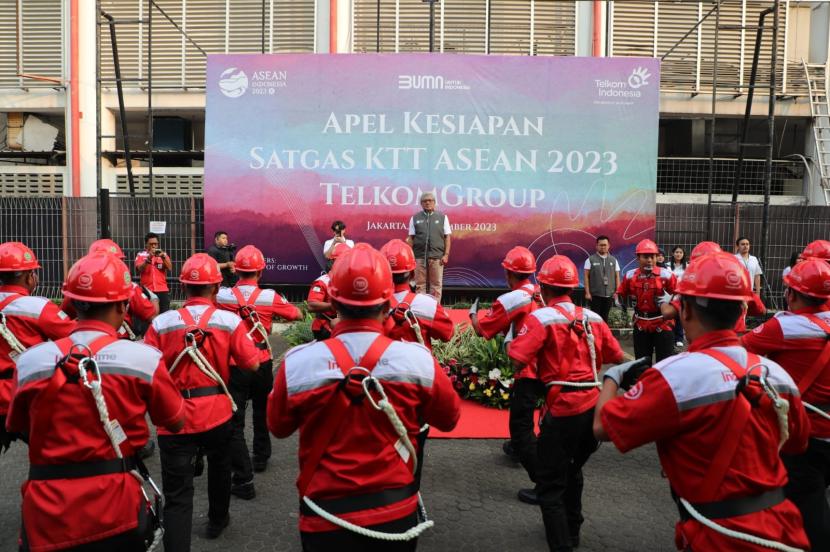Direktur Network & IT Solution Telkom Herlan Wijanarko memimpin Apel Kesiapan Satgas KTT ASEAN 2023 TelkomGroup di Telkom Slipi, Jakarta Jumat (1/9). diikuti oleh seluruh karyawan dan teknisi yang bertugas dalam pengawalan infrastruktur, jaringan dan layanan TelkomGroup selama kegiatan konferensi tertinggi negara-negara ASEAN tersebut berlangsung, yakni pada 5-7 September 2023 di Jakarta.