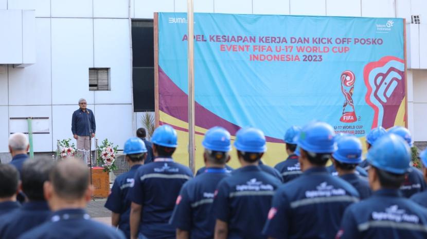 Direktur Network & IT Solution Telkom Herlan Wijanarko memimpin Apel Kesiapan Kerja sekaligus Kick Off Posko TelkomGroup untuk event Turnamen Dunia FIFA U-17 World Cup Indonesia 2023, di Jakarta.