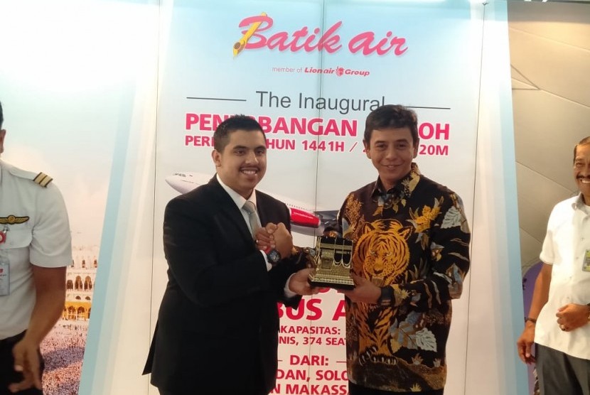 Direktur Niaga Batik Air Achmad Hasan dan Presiden Direktur Dream Group Muhammad Umar Bakadam melakukan penandatanganan MoU General Sales Agent antara Batik Air dan Dream Tour di Terminal 1 Bandara Soekarno-Hatta, Jumat (8/11).