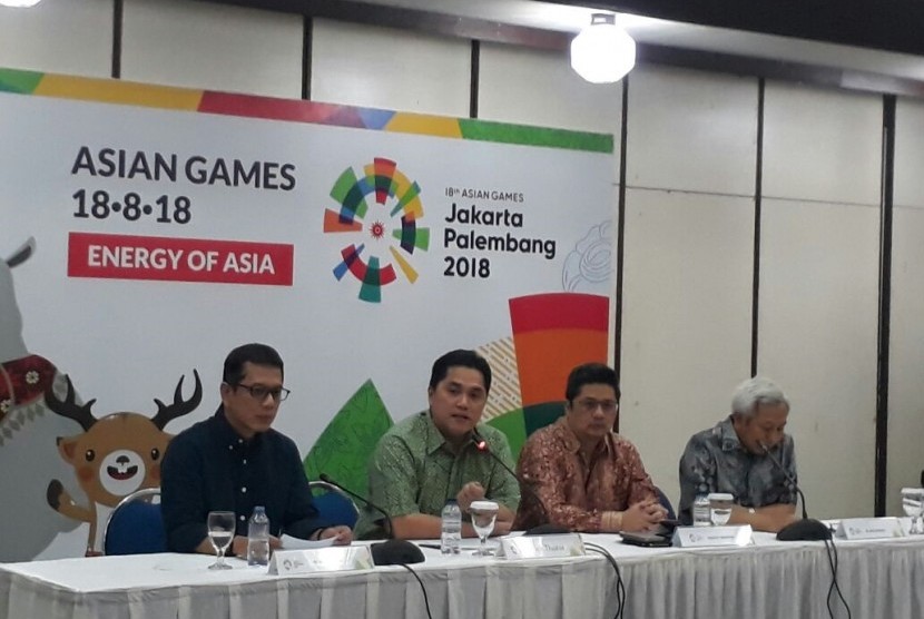 Direktur of Ceremonies INASGOC Wishnutama (kiri) dan Ketua INASGOC Erick Thohir (kedua kiri) saat konferensi pers hitung mundur Asian Games 2018 di Jakarta, Selasa (15/8).