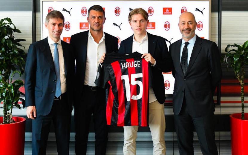 Direktur Olahraga AC Milan Frederic Massara  (Kiri), Paolo Maldini, Jens Petter Hauge, dan CEO AC Milan Ivan Gazidis.
