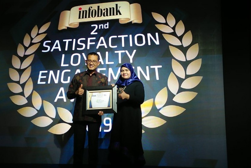 Direktur Operasi Bank Muamalat Awaldi menerima plakat penghargaan Satisfaction, Loyalty, and Engagement (SLE) Award 2019 di Jakarta, Kamis 14 Maret 2019. 