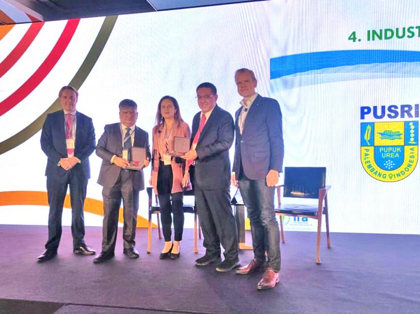 Direktur Operasi dan Produksi PT Pusri Palembang, Filius Yuliandi menerima Penghargaan dlm ajang IFA Strategic Forum 2021 di Dubai