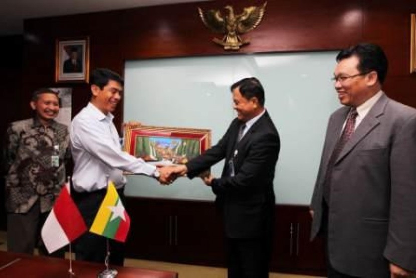 Direktur Operasi Jawa, Bali dan Sumatra PLN, Ngurah Adnyana (dua dari kiri) menerima cinderamata dari Deputy Menteri Sumber Daya Listrik Myanmar, U Aung Than Oo (kanan) disaksikan oleh Dubes Myanmar untuk Indonesia, Min Lwin (paling kanan) dan Kepala Satua