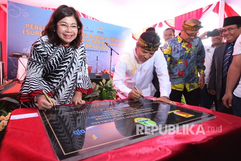 Direktur Operasional Bank BJB Fermiyanti (kiri) bersama Bupati Bandung Dadang Naser menandatangani prasasti saat peresmian Gedung Baznas Center Kabupaten Bandung, Rabu (7/11).