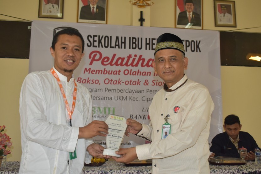Direktur Operasional BMH DKI,  Rama Wijaya (kiri) dan  UPZ Bank DKI,  H Luthfianto.