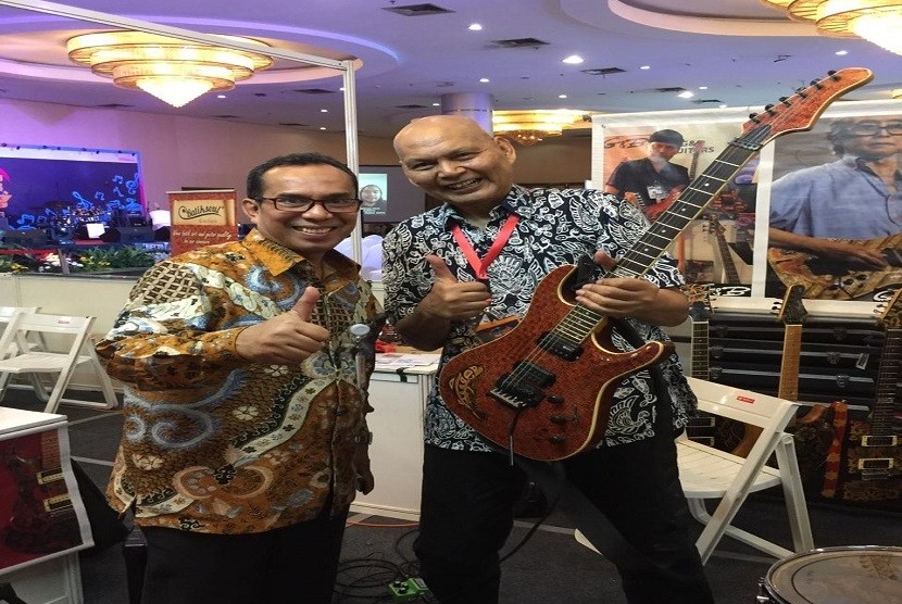 Direktur Bisnis dan Pemasaran LLP-KUKM Armel Arifin (kiri) dan  pengusaha UKM G&B Gitar Batik Sasongko dalam ajang Smesco Music Expo 2018