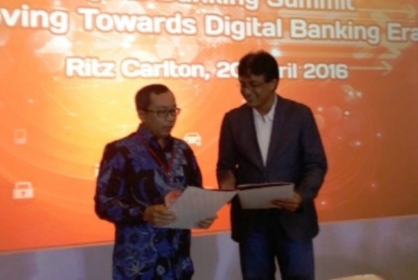  Direktur Operasional PT Bank Pundi Indonesia Maximianus Puguh Djiwanto (kiri) dan CEO Telkomsigma Judi Achmadi berbincang usai MoU penggunaan solusi Arium di Bank Pundi